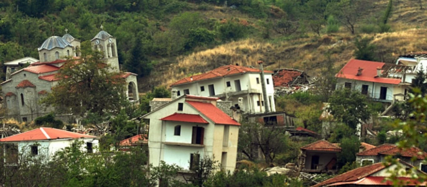 Τρίκαλα: Χωριό μέρα με τη μέρα «βουλιάζει» όλο και περισσότερο (φώτο)